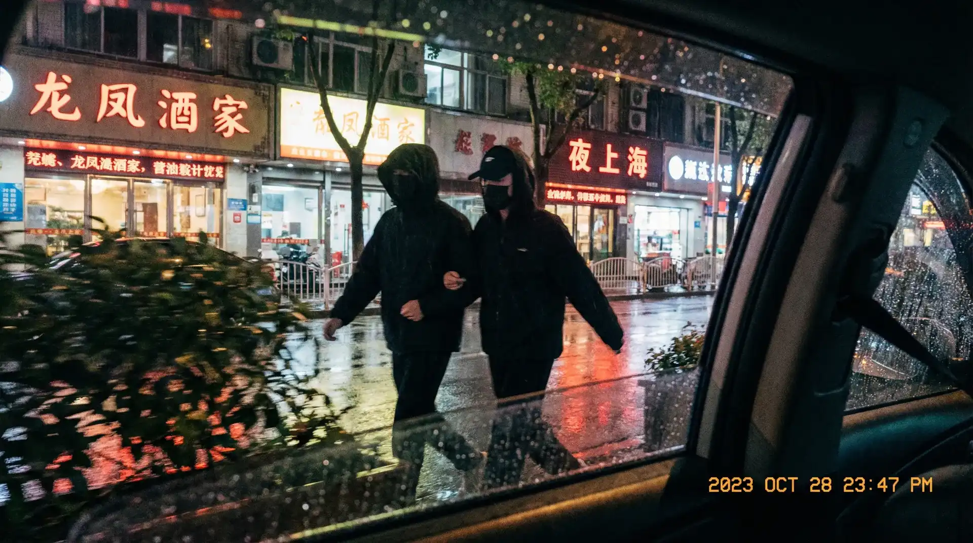 十八摸 app - 顶流明星深夜密会现场抓拍照片